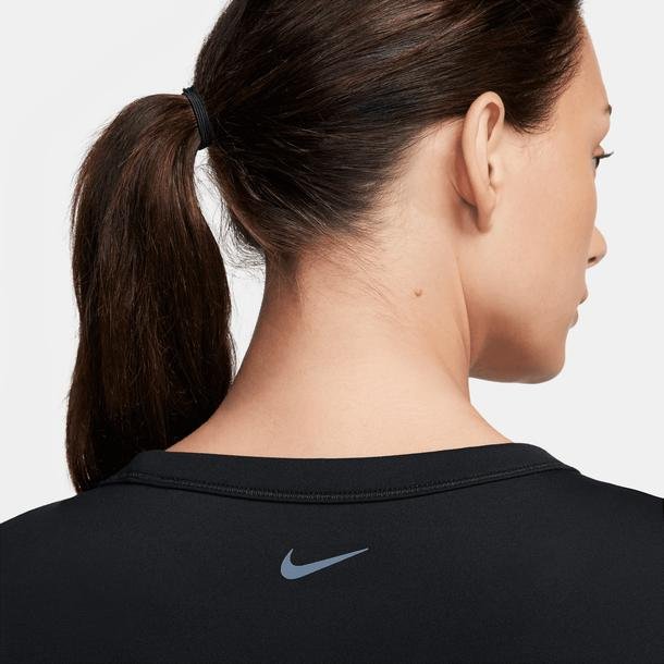 Nike One Fitted Dri-FIT Kadın Siyah Crop